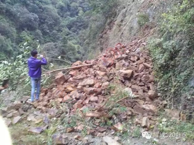 洗脚岒西岭岗突遇山体滑坡道路中断，恭城公路局及时派人处理获群众点赞720 / 作者:社区小编 / 帖子ID:128289