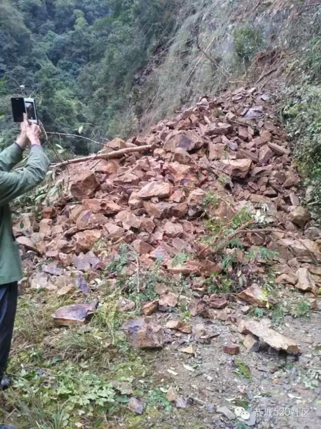 洗脚岒西岭岗突遇山体滑坡道路中断，恭城公路局及时派人处理获群众点赞679 / 作者:社区小编 / 帖子ID:128289