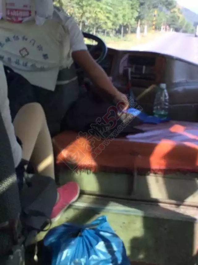 【网友曝光】恭城至江永班司机上演单手开车“绝技”，这样的车你们敢坐吗？20 / 作者:社区小编 / 帖子ID:128496