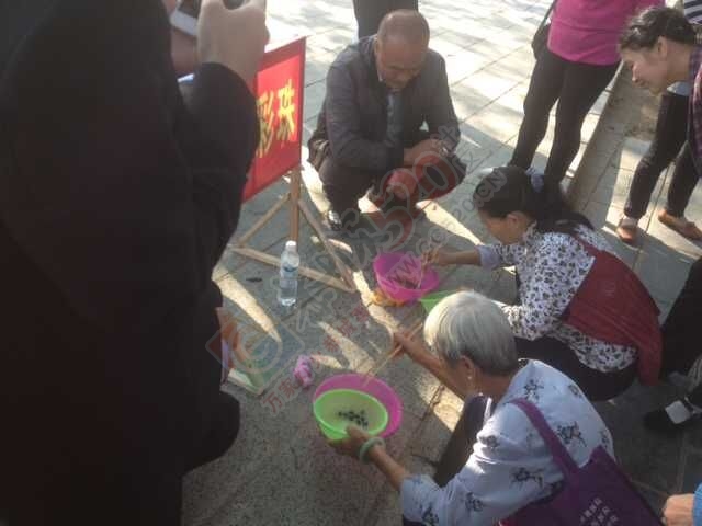 今天广场好热闹啊，祝全县的老人们重阳节快乐115 / 作者:桂花糕 / 帖子ID:128619