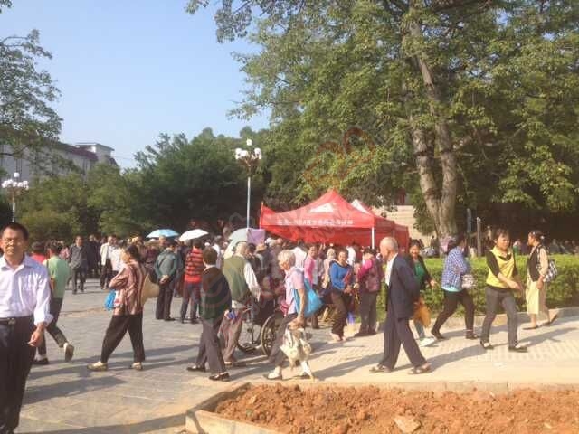 今天广场好热闹啊，祝全县的老人们重阳节快乐401 / 作者:桂花糕 / 帖子ID:128619