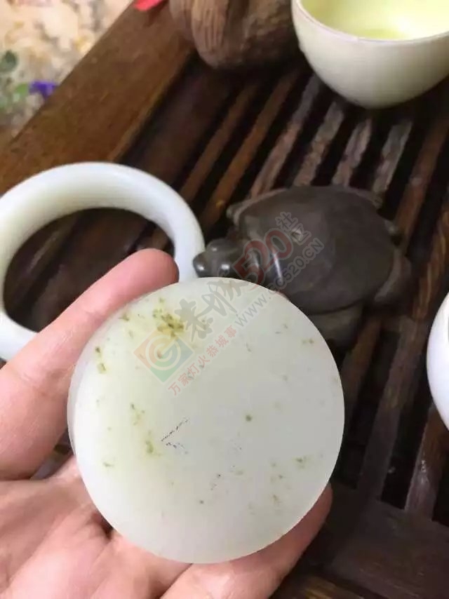出手和田玉籽料手镯和一个镯子芯975 / 作者:发如雪 / 帖子ID:129131