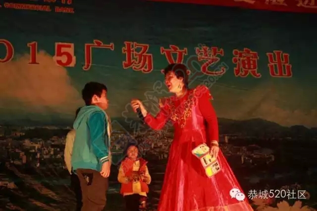 23日晚上疾控中心在广场举行文艺演出，宣传防艾知识。547 / 作者:深秋的落叶 / 帖子ID:159145