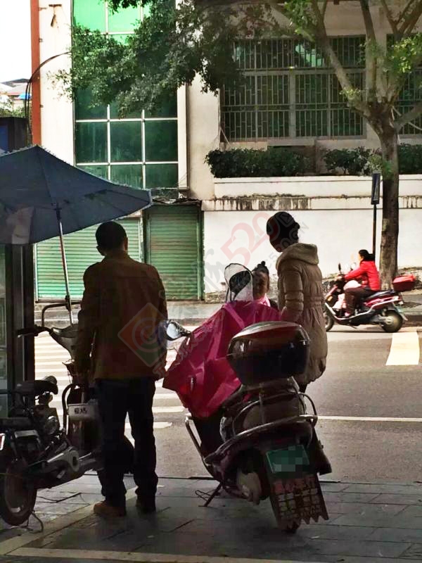 城中西路老人跌倒，个个都是“有钱银”大胆扶老人760 / 作者:红通通 / 帖子ID:159197