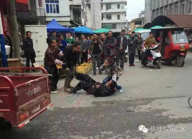 突发！恭城十字街菜市口男子因小事拔刀捅人，女孩不顾危险舍身救父830 / 作者:深秋的落叶 / 帖子ID:159423