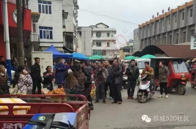 突发！恭城十字街菜市口男子因小事拔刀捅人，女孩不顾危险舍身救父939 / 作者:深秋的落叶 / 帖子ID:159423