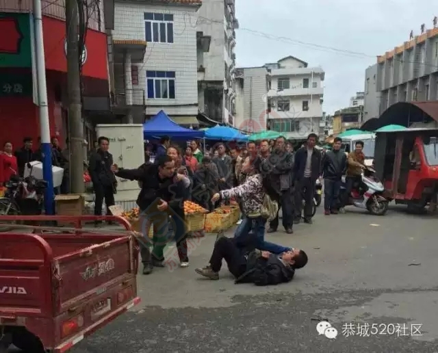 突发！恭城十字街菜市口男子因小事拔刀捅人，女孩不顾危险舍身救父811 / 作者:深秋的落叶 / 帖子ID:159423