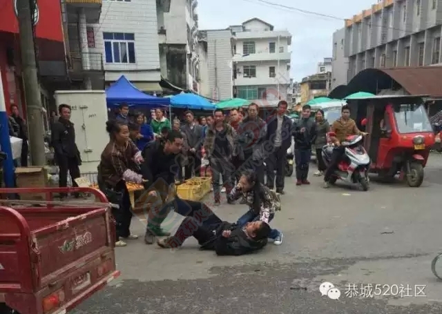 突发！恭城十字街菜市口男子因小事拔刀捅人，女孩不顾危险舍身救父395 / 作者:深秋的落叶 / 帖子ID:159423
