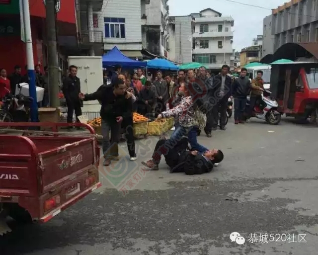 突发！恭城十字街菜市口男子因小事拔刀捅人，女孩不顾危险舍身救父814 / 作者:深秋的落叶 / 帖子ID:159423