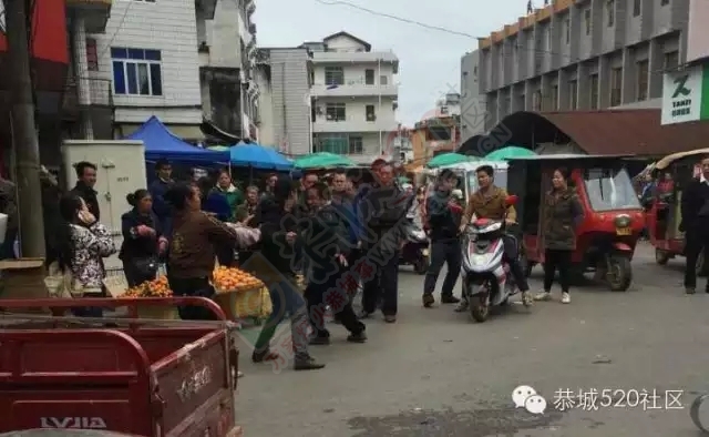 突发！恭城十字街菜市口男子因小事拔刀捅人，女孩不顾危险舍身救父79 / 作者:深秋的落叶 / 帖子ID:159423