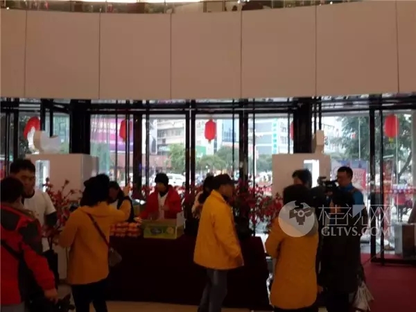 桂林电视台主持人今天在桂林百货大楼大门口进行月柿义卖425 / 作者:额外听歌 / 帖子ID:159741