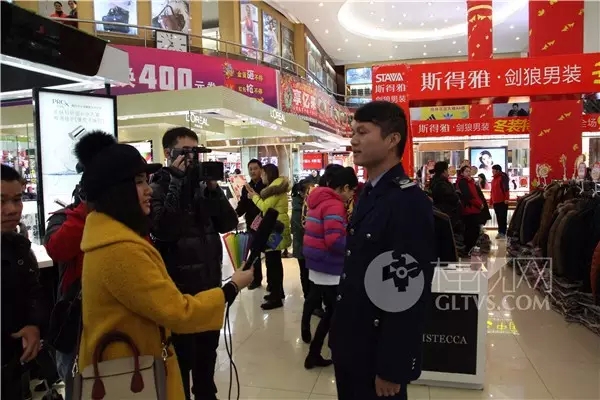 桂林电视台主持人今天在桂林百货大楼大门口进行月柿义卖39 / 作者:额外听歌 / 帖子ID:159741