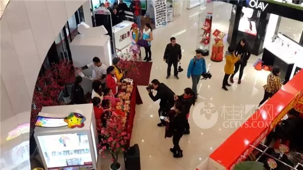 桂林电视台主持人今天在桂林百货大楼大门口进行月柿义卖676 / 作者:额外听歌 / 帖子ID:159741