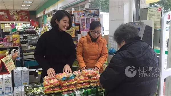 桂林电视台主持人今天在桂林百货大楼大门口进行月柿义卖225 / 作者:额外听歌 / 帖子ID:159741