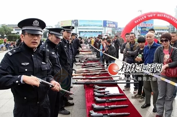 桂林800多名警察出动端贼窝，堪比港匪片！！424 / 作者:该做的事情 / 帖子ID:160332