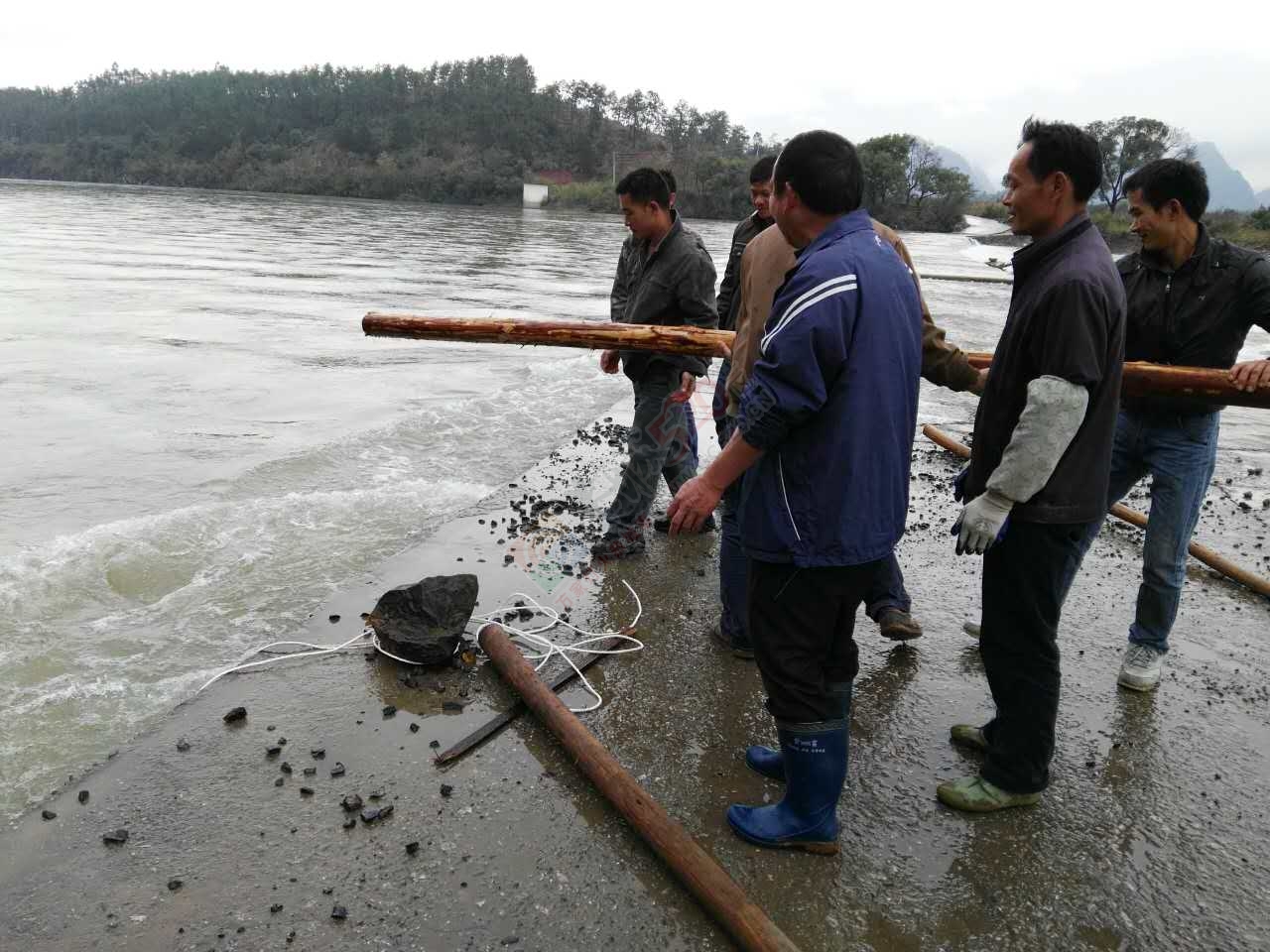 陶马坪第四辆三轮摩托车被冲下河了！危险还在身边92 / 作者:雷雨天放风筝 / 帖子ID:161042