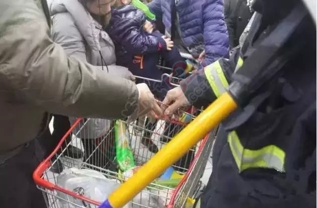 妈妈逛超市时喜欢让孩子坐购物车，出大事了！780 / 作者:渲染人生 / 帖子ID:161180