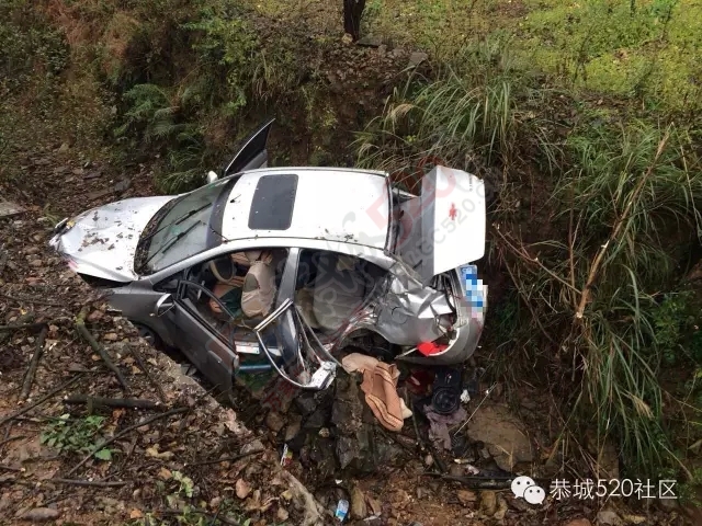 这个才险火！昨天下午在恭城定岗坳发生车祸，车子翻下沟子底，两人挂彩。866 / 作者:社区小编 / 帖子ID:161259