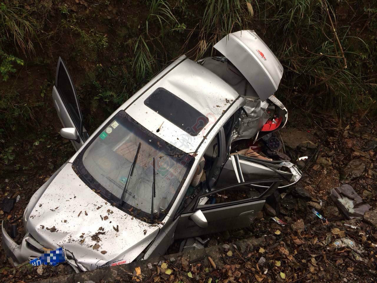 这个才险火！昨天下午在恭城定岗坳发生车祸，车子翻下沟子底，两人挂彩。336 / 作者:社区小编 / 帖子ID:161259