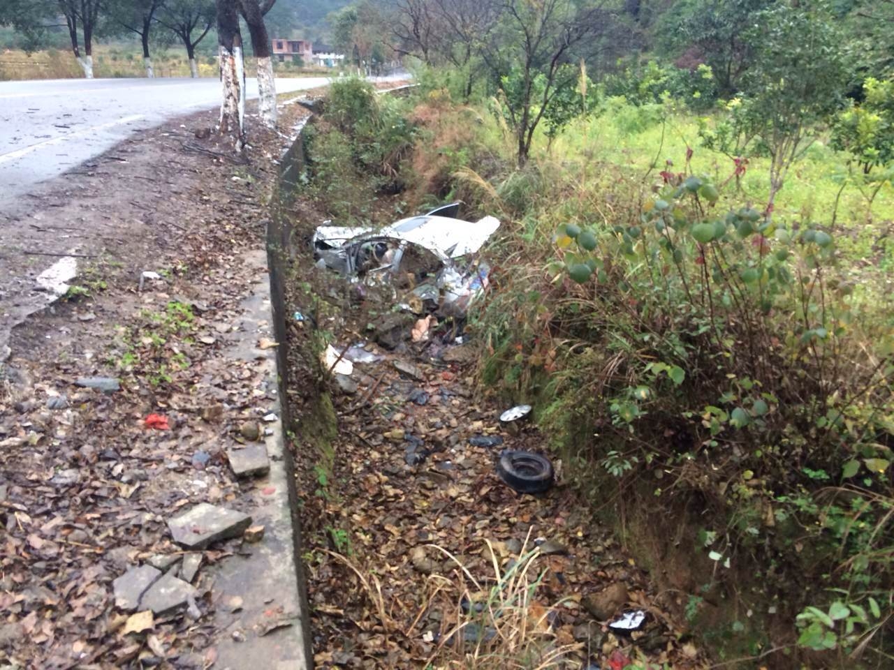 这个才险火！昨天下午在恭城定岗坳发生车祸，车子翻下沟子底，两人挂彩。424 / 作者:社区小编 / 帖子ID:161259