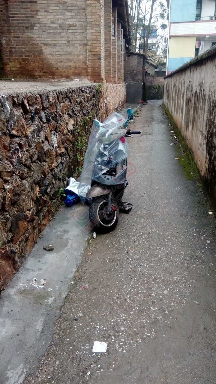 在人民会堂附属幼儿园旁边的巷子里有一辆摩托车，谁的快去认领655 / 作者:逢时 / 帖子ID:161560
