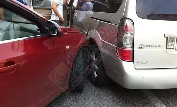 女司机遇事故被诬陷，恭城车主切记，发生剐蹭事件后必拍的照片！916 / 作者:深秋的落叶 / 帖子ID:161744