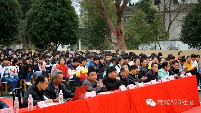 栗木中学昨日举行文艺汇演，小师妹制服装好上镜哦！195 / 作者:深秋的落叶 / 帖子ID:161863