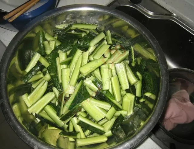 学着这样腌黄瓜，味道比肉还好吃！爽826 / 作者:爱生活爱美食 / 帖子ID:162434