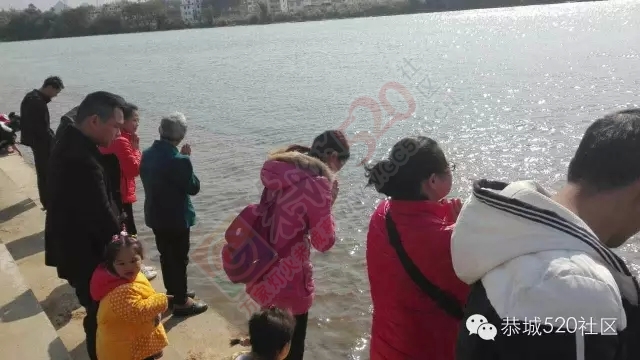 【腊八放生】恭城大量信徒修善积德滨江苑放生，精明鱼贩现场售鱼！703 / 作者:深秋的落叶 / 帖子ID:162543