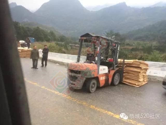 老水泥厂附近昨天五车连环相撞，今日相隔几米再出车祸。65 / 作者:深秋的落叶 / 帖子ID:162970