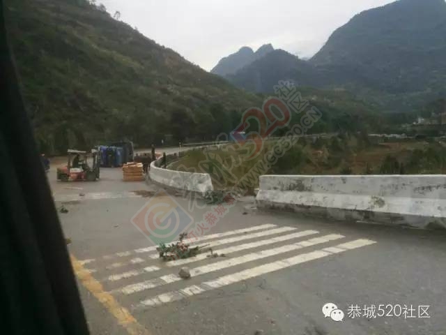 老水泥厂附近昨天五车连环相撞，今日相隔几米再出车祸。990 / 作者:深秋的落叶 / 帖子ID:162970