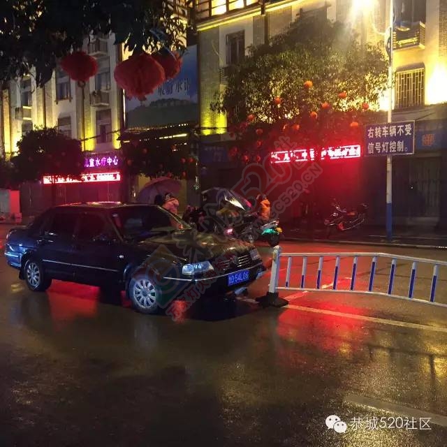 防疫站红绿灯护栏又遭殃220 / 作者:深秋的落叶 / 帖子ID:163809