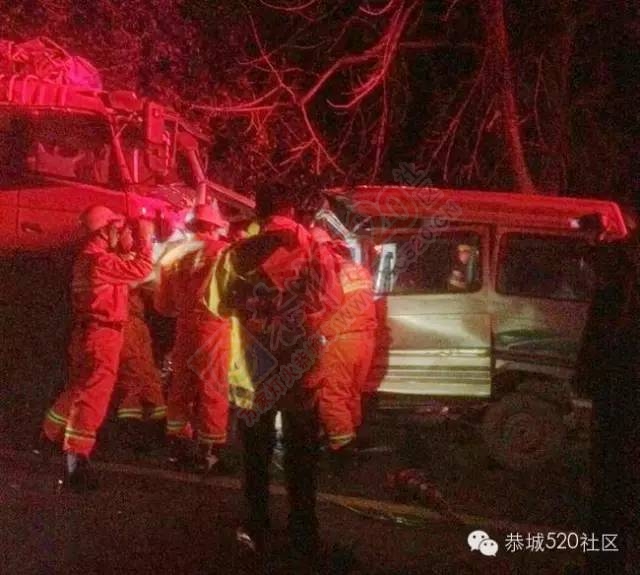 前晚发生重大车祸，货车撞面包车一死一伤，恭城司机注意了！215 / 作者:深秋的落叶 / 帖子ID:164027
