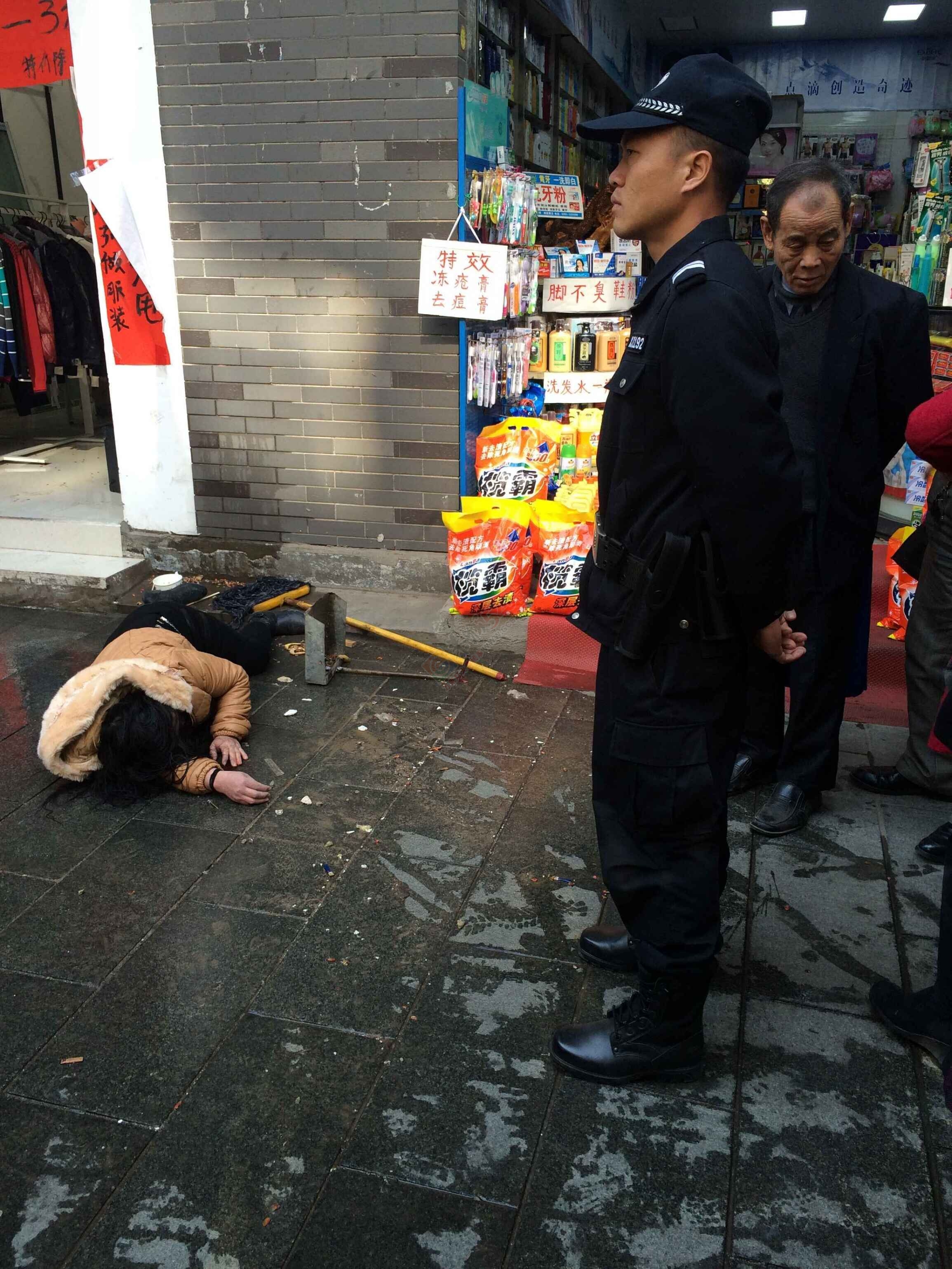 今早上十点多电信对面两店铺老板娘打架啦25 / 作者:thkfh / 帖子ID:164442