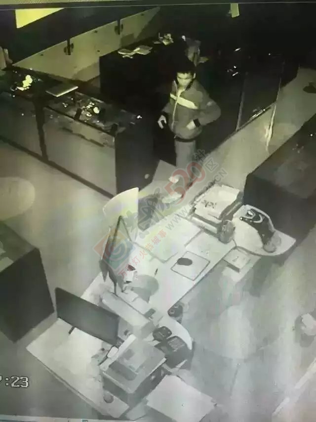 恭城街一手机店遭小偷985 / 作者:恭城靠大家 / 帖子ID:164680