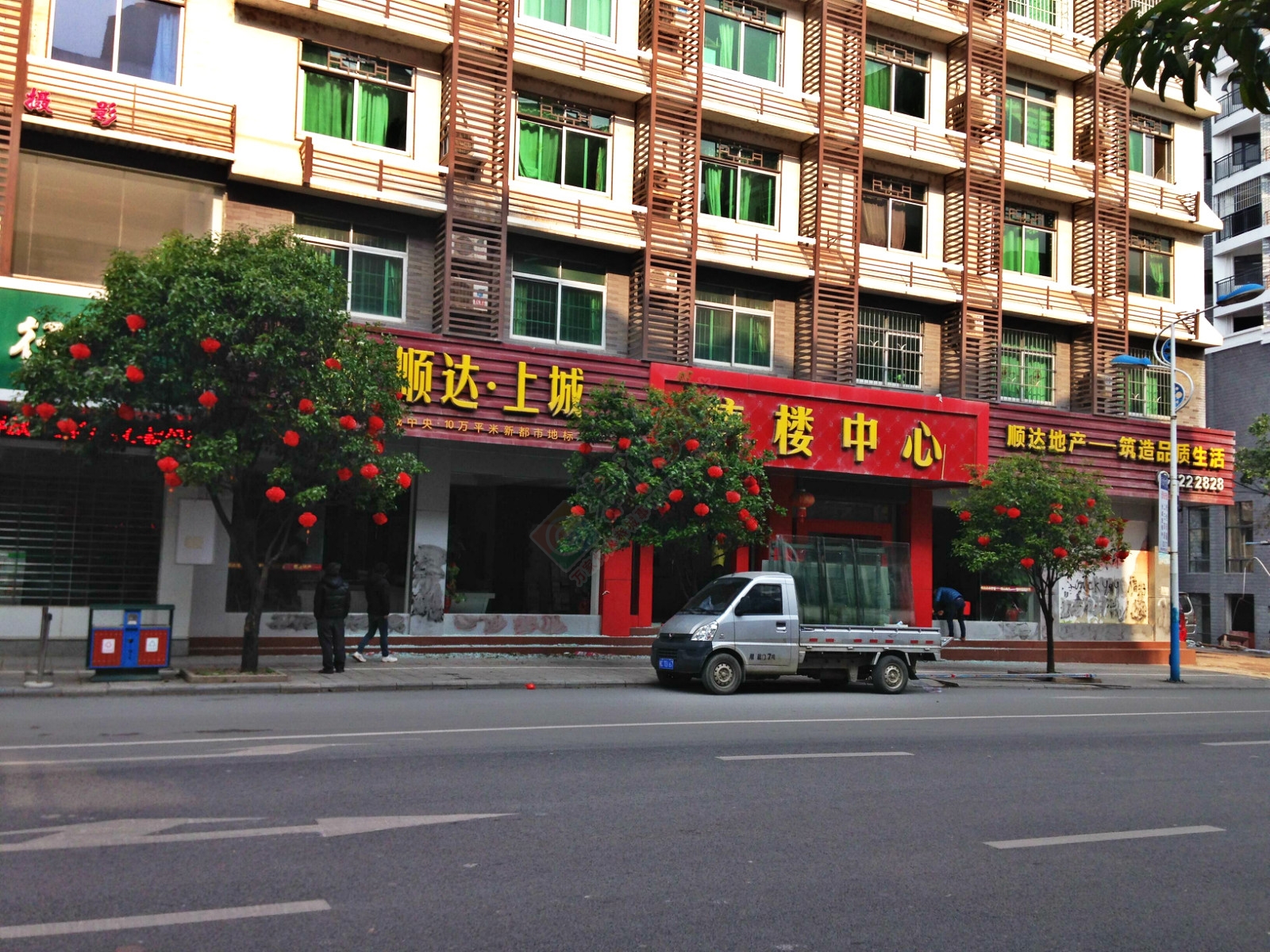 顺达上城售楼部被砸后今日重新安装门面203 / 作者:thkfh / 帖子ID:165107
