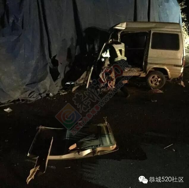 爆胎！恭城高铁站站前道路面包车撞大货车，面目全非！176 / 作者:天空蓝 / 帖子ID:168129