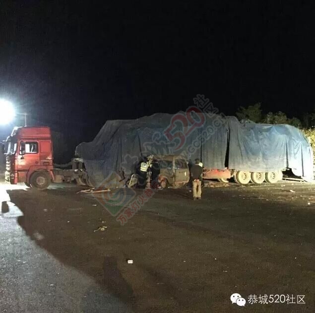 爆胎！恭城高铁站站前道路面包车撞大货车，面目全非！765 / 作者:天空蓝 / 帖子ID:168129