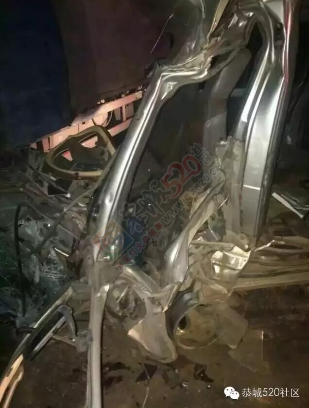 爆胎！恭城高铁站站前道路面包车撞大货车，面目全非！190 / 作者:天空蓝 / 帖子ID:168129