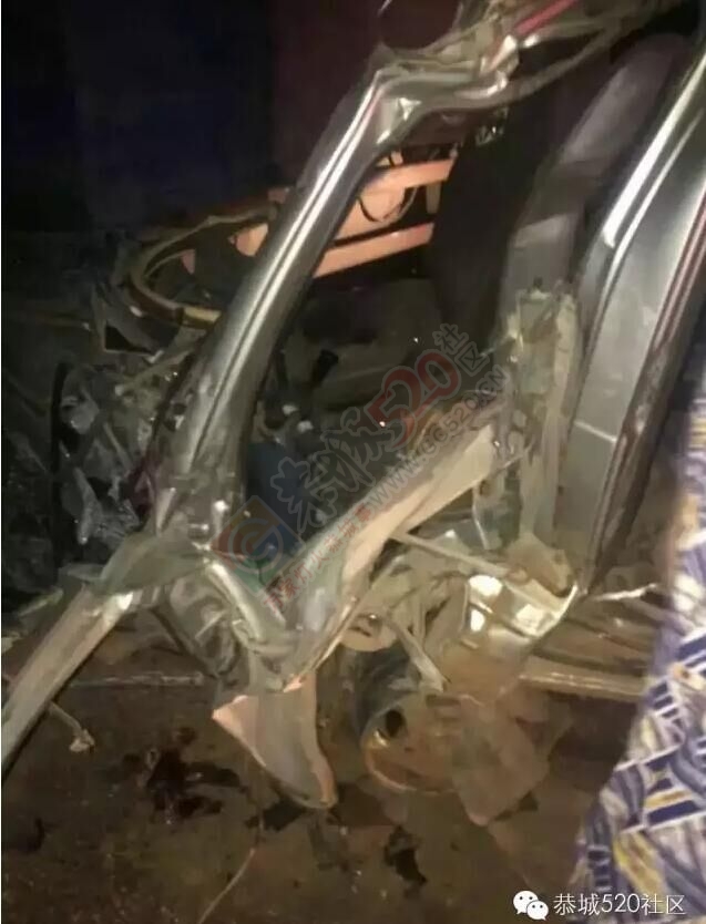 爆胎！恭城高铁站站前道路面包车撞大货车，面目全非！292 / 作者:天空蓝 / 帖子ID:168129