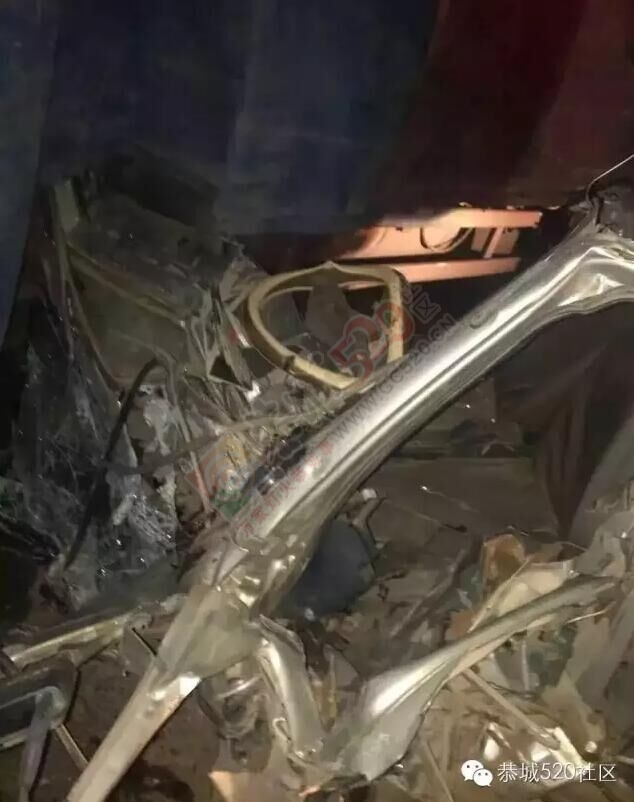 爆胎！恭城高铁站站前道路面包车撞大货车，面目全非！36 / 作者:天空蓝 / 帖子ID:168129