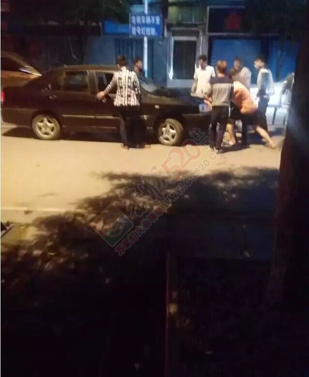 恭城街老电影院门口上演“众汉推车&quot;,原因竟然是……745 / 作者:今日恭城 / 帖子ID:168279