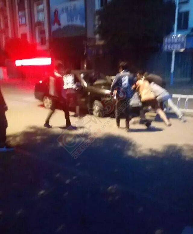 恭城街老电影院门口上演“众汉推车&quot;,原因竟然是……884 / 作者:今日恭城 / 帖子ID:168279