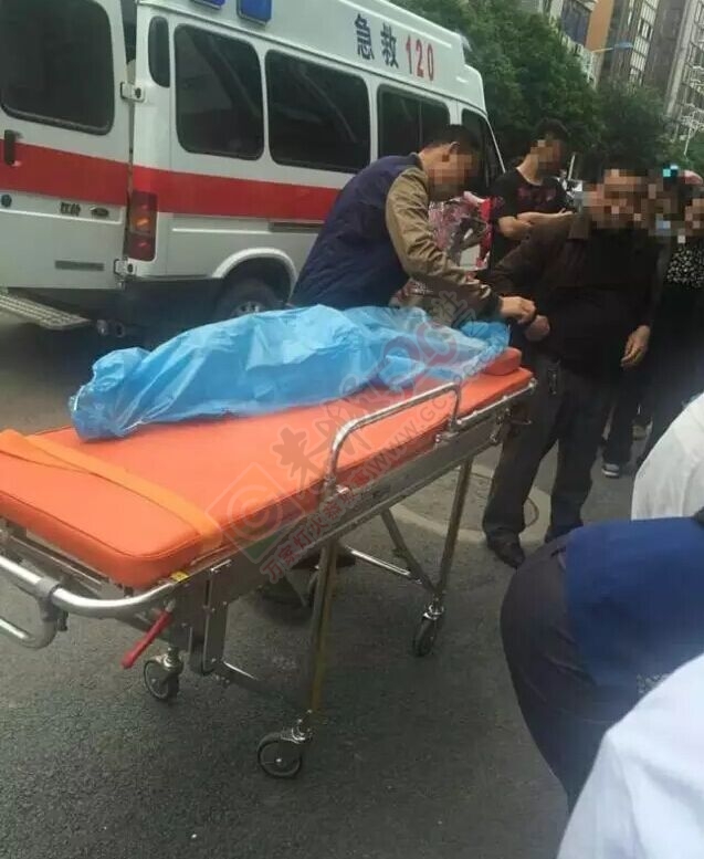 恭城街：老人跌倒受伤无人敢扶，你怎么看？440 / 作者:今日恭城 / 帖子ID:168443