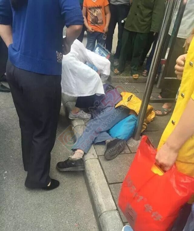 恭城街：老人跌倒受伤无人敢扶，你怎么看？214 / 作者:今日恭城 / 帖子ID:168443
