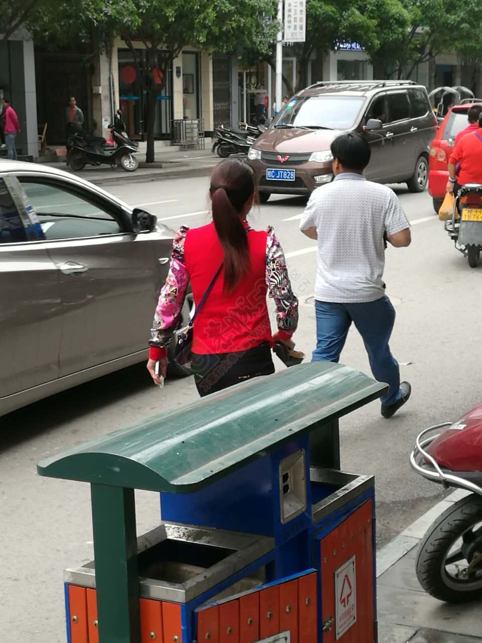 恭城茶南路红路灯旁出现这一幕！！！191 / 作者:千变万幻 / 帖子ID:168584