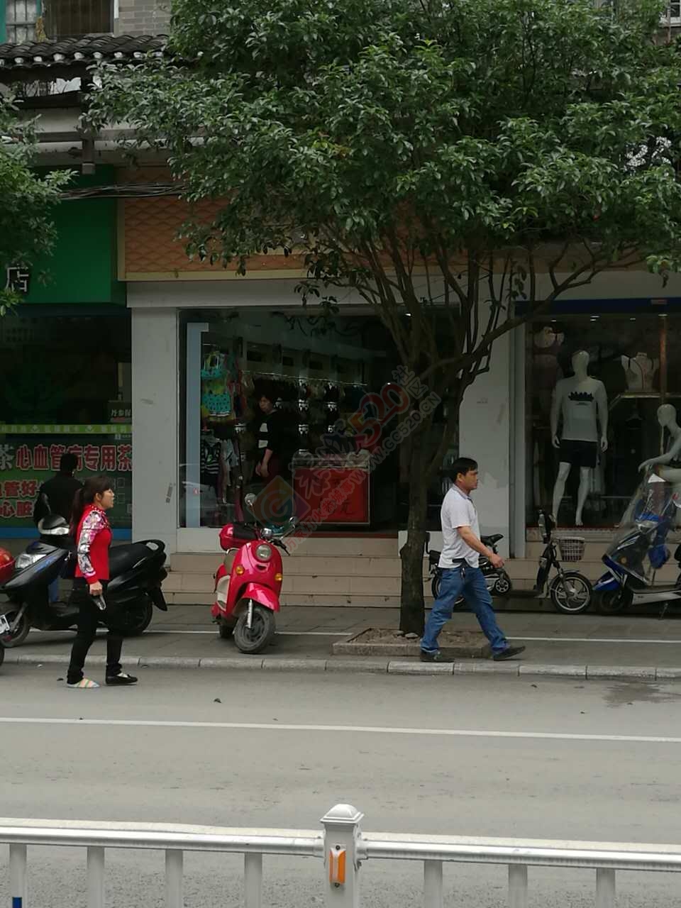 恭城茶南路红路灯旁出现这一幕！！！316 / 作者:千变万幻 / 帖子ID:168584
