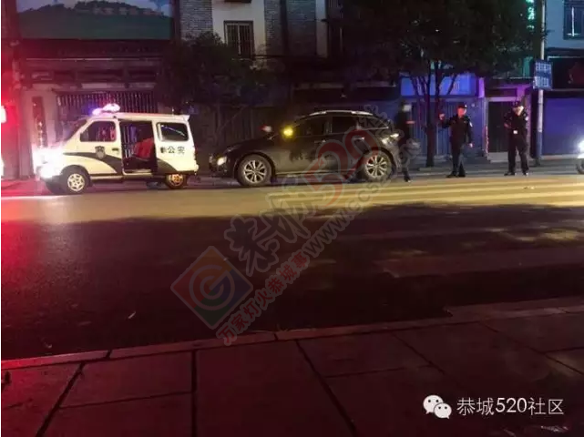 小车司机好任性，车停恭城街马路中间睡大觉引来110！649 / 作者:今日恭城 / 帖子ID:168623