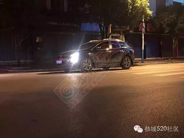 小车司机好任性，车停恭城街马路中间睡大觉引来110！728 / 作者:今日恭城 / 帖子ID:168623