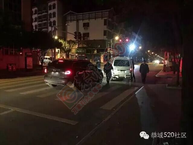 小车司机好任性，车停恭城街马路中间睡大觉引来110！563 / 作者:今日恭城 / 帖子ID:168623